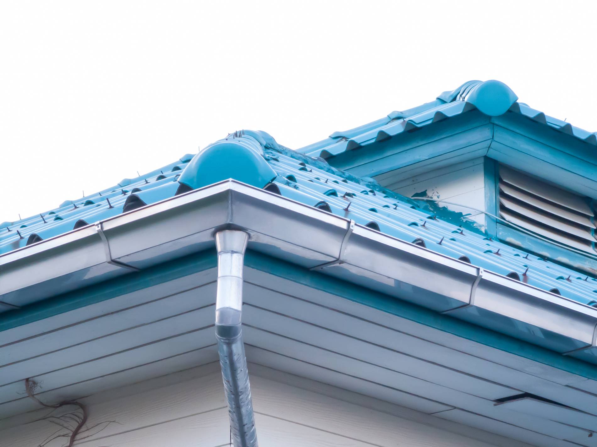 low-angle-view-roof-corner-house-with-gutters-white-background-no-people (1)_1900x1423